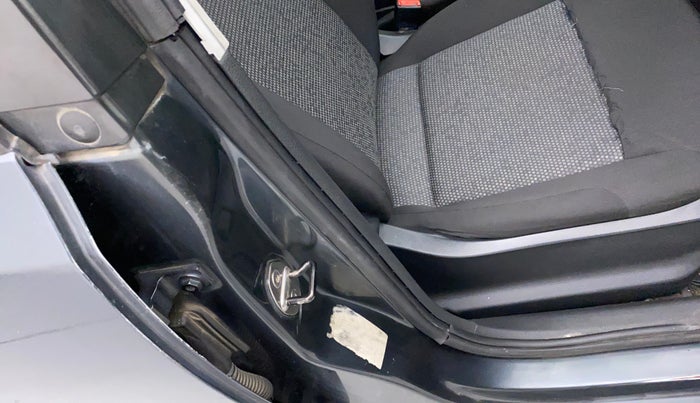 2017 Volkswagen Ameo TRENDLINE 1.5L, Diesel, Manual, 92,987 km, Driver-side door - Beading has minor damage