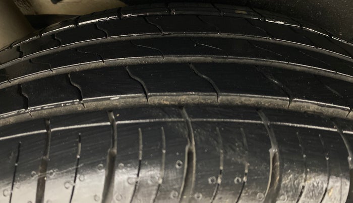 2018 Mahindra MARAZZO M6 8 STR, Diesel, Manual, 37,464 km, Right Rear Tyre Tread