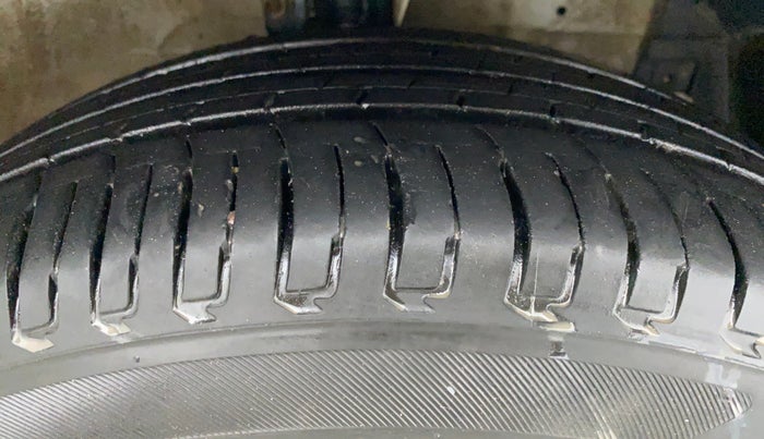 2015 Maruti Ertiga VXI, Petrol, Manual, 65,450 km, Right Front Tyre Tread