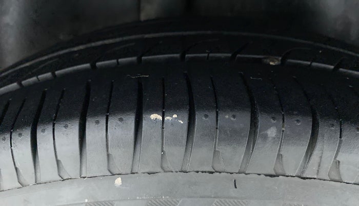 2010 Maruti Swift VXI, Petrol, Manual, 97,645 km, Right Rear Tyre Tread