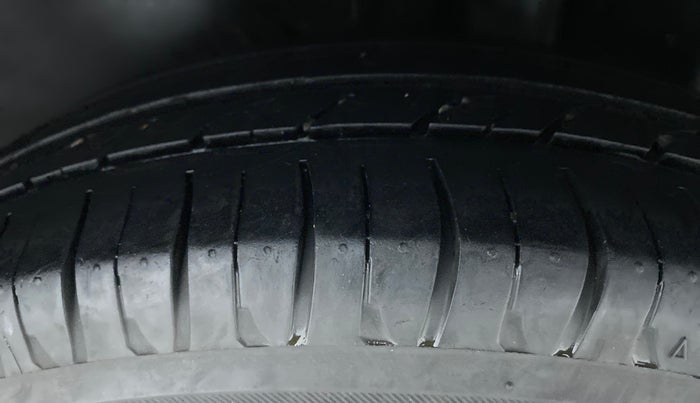 2010 Maruti Swift VXI, Petrol, Manual, 97,645 km, Left Rear Tyre Tread