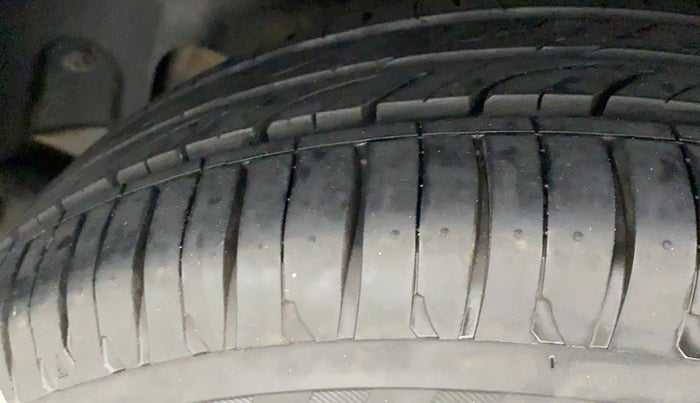 2013 Volkswagen Vento HIGHLINE PETROL, Petrol, Manual, 77,461 km, Left Rear Tyre Tread