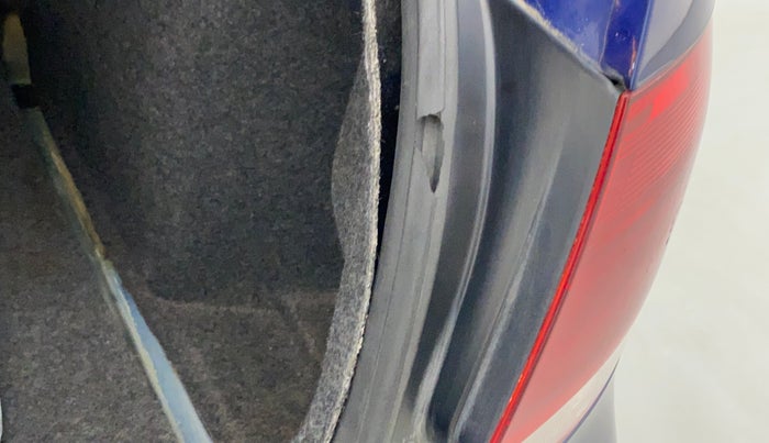 2013 Volkswagen Vento HIGHLINE PETROL, Petrol, Manual, 77,461 km, Dicky (Boot door) - Weather strip has minor damage