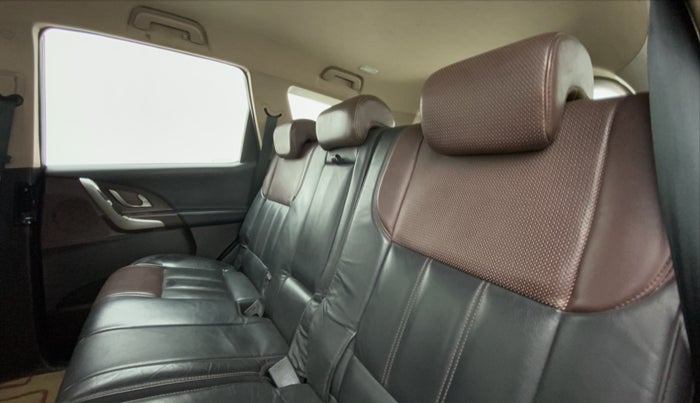 2015 Mahindra XUV500 W8 FWD, Diesel, Manual, 63,092 km, Right Side Rear Door Cabin