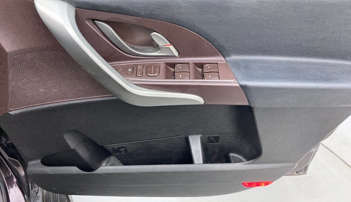 2015 Mahindra XUV500 W8 FWD, Diesel, Manual, 63,092 km, Driver Side Door Panels Control