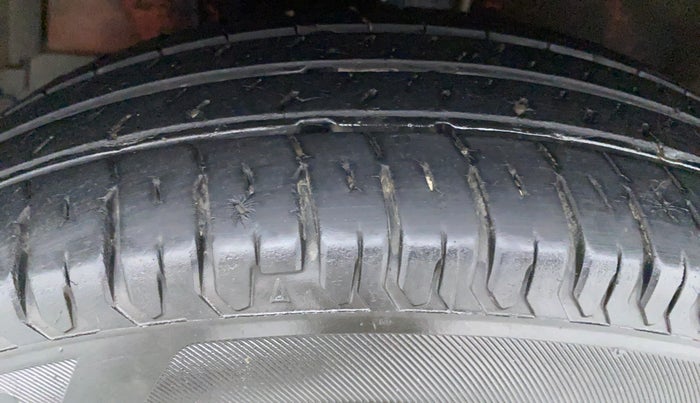 2014 Maruti Swift VXI D, Petrol, Manual, 57,047 km, Left Front Tyre Tread
