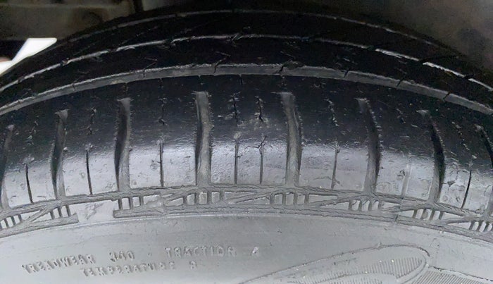 2014 Maruti Swift VXI D, Petrol, Manual, 57,047 km, Right Rear Tyre Tread