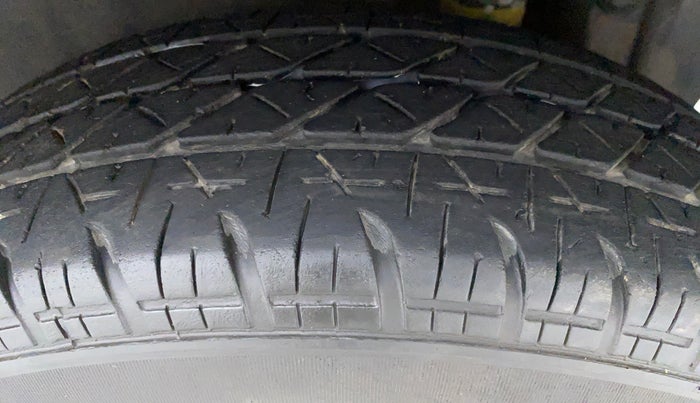 2014 Maruti Swift VXI D, Petrol, Manual, 57,047 km, Left Rear Tyre Tread