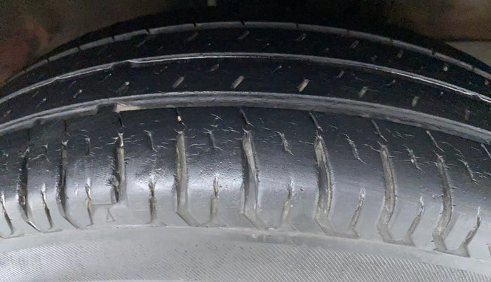2014 Maruti Swift VXI D, Petrol, Manual, 57,047 km, Right Front Tyre Tread