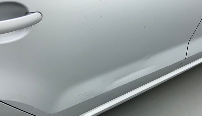 2011 Volkswagen Vento HIGHLINE 1.6 MPI, Petrol, Manual, 43,512 km, Right rear door - Minor scratches