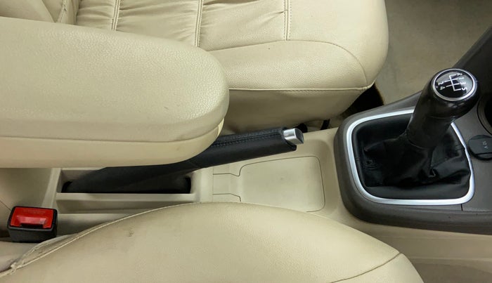 2011 Volkswagen Vento HIGHLINE 1.6 MPI, Petrol, Manual, 43,512 km, Gear Lever