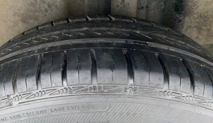 2011 Volkswagen Vento HIGHLINE 1.6 MPI, Petrol, Manual, 43,512 km, Left Rear Tyre Tread
