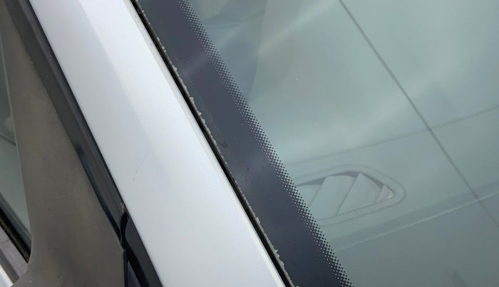 2011 Volkswagen Vento HIGHLINE 1.6 MPI, Petrol, Manual, 43,512 km, Right A pillar - Paint is slightly faded