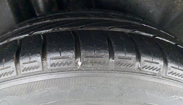 2011 Volkswagen Vento HIGHLINE 1.6 MPI, Petrol, Manual, 43,512 km, Right Rear Tyre Tread