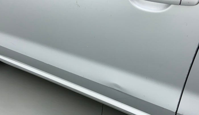 2011 Volkswagen Vento HIGHLINE 1.6 MPI, Petrol, Manual, 43,512 km, Front passenger door - Slightly dented