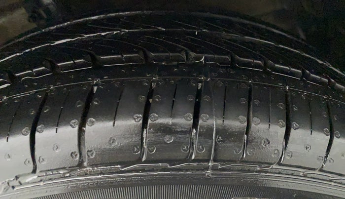 2016 Maruti Ertiga VXI CNG, CNG, Manual, 39,093 km, Left Front Tyre Tread