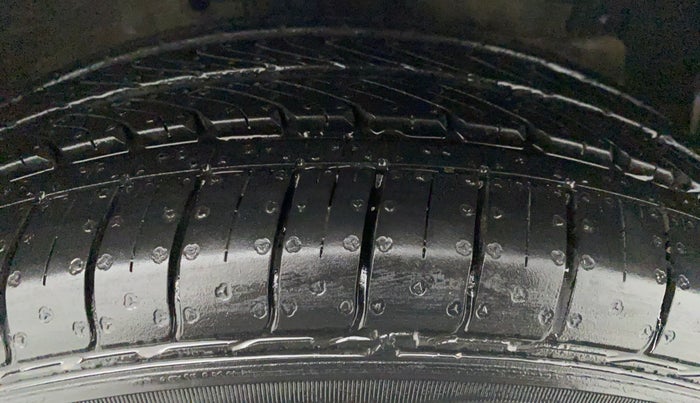 2016 Maruti Ertiga VXI CNG, CNG, Manual, 39,093 km, Right Front Tyre Tread