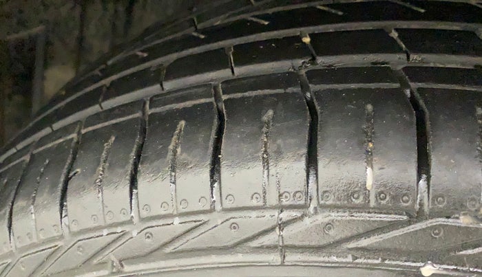 2018 Maruti Vitara Brezza VDI, Diesel, Manual, 99,561 km, Left Front Tyre Tread