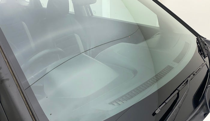 2018 Maruti Vitara Brezza VDI, Diesel, Manual, 99,561 km, Front windshield - Minor spot on windshield