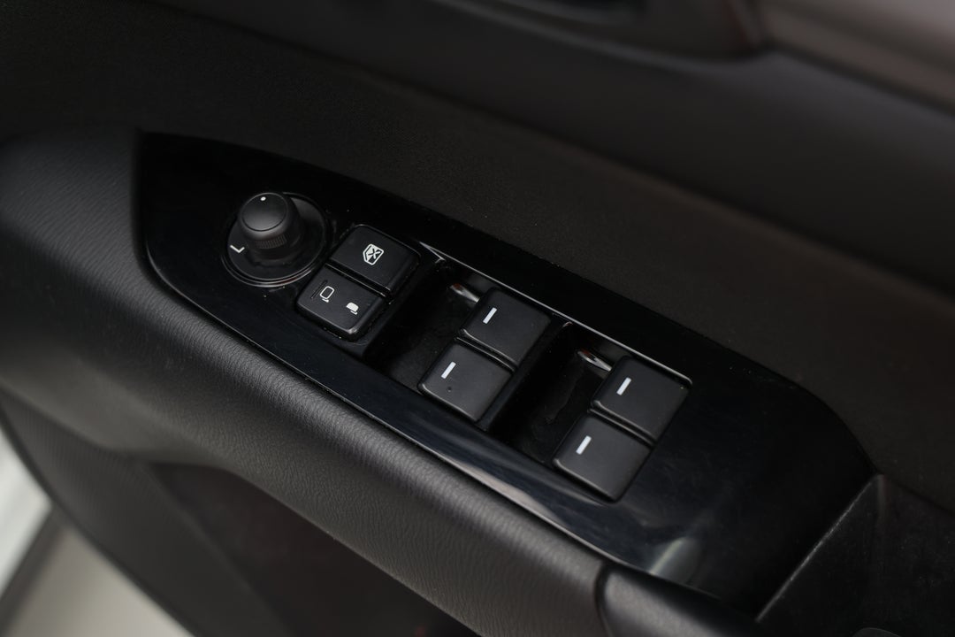 2017 Mazda CX-5 Maxx Sport (4x2), Automatic, 82499 km, Drivers Side Door Panel Controls