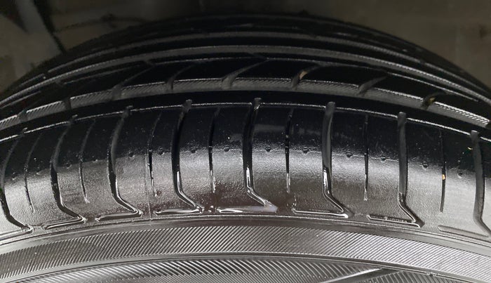 2017 Maruti Ciaz VDI+ SHVS, Diesel, Manual, 1,29,426 km, Left Front Tyre Tread