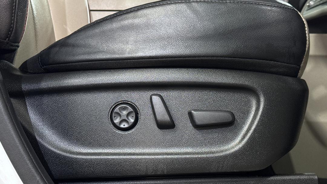 2020 Kia Carnival Platinum, Automatic, 121991 km, Drivers Side Adjustment Panel