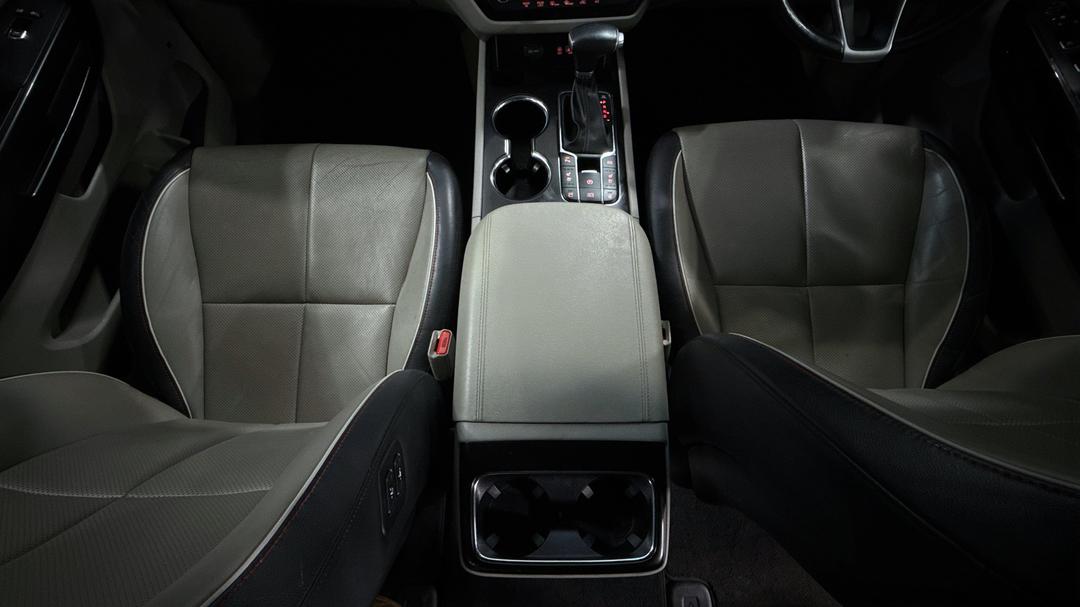 2020 Kia Carnival Platinum, Automatic, 121991 km, Center Console
