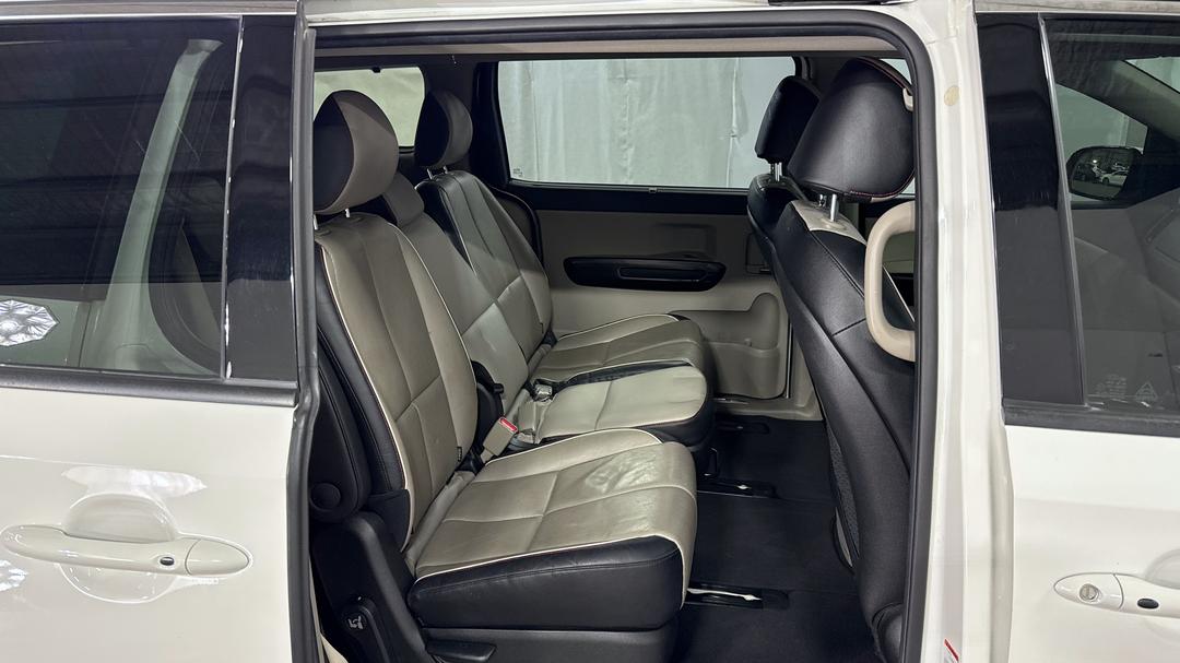2020 Kia Carnival Platinum, Automatic, 121991 km, Right Side Rear Door Cabin View