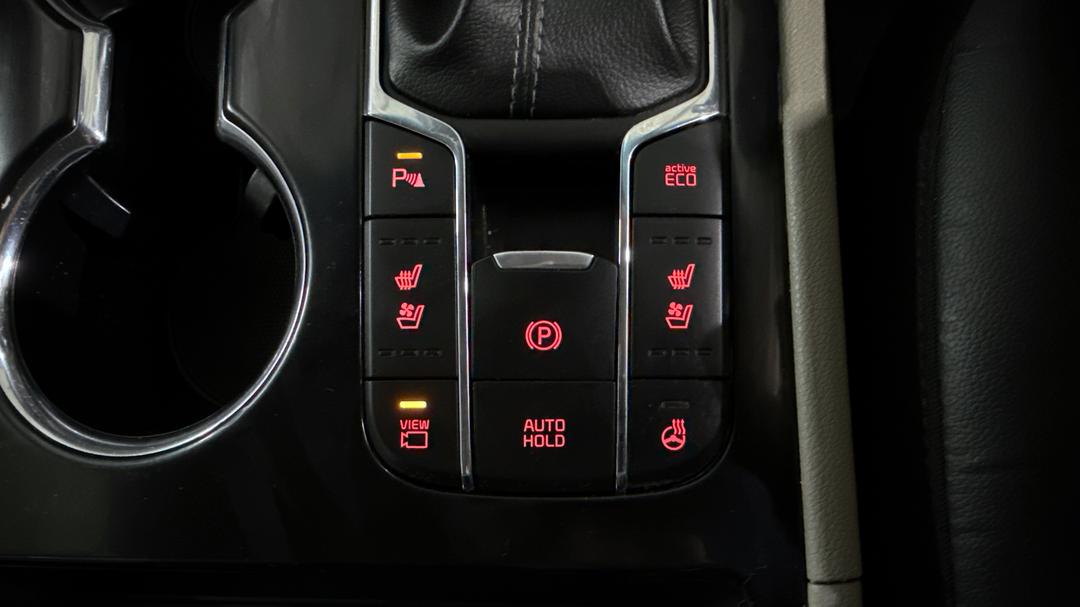 2020 Kia Carnival Platinum, Automatic, 121991 km, Handbrake