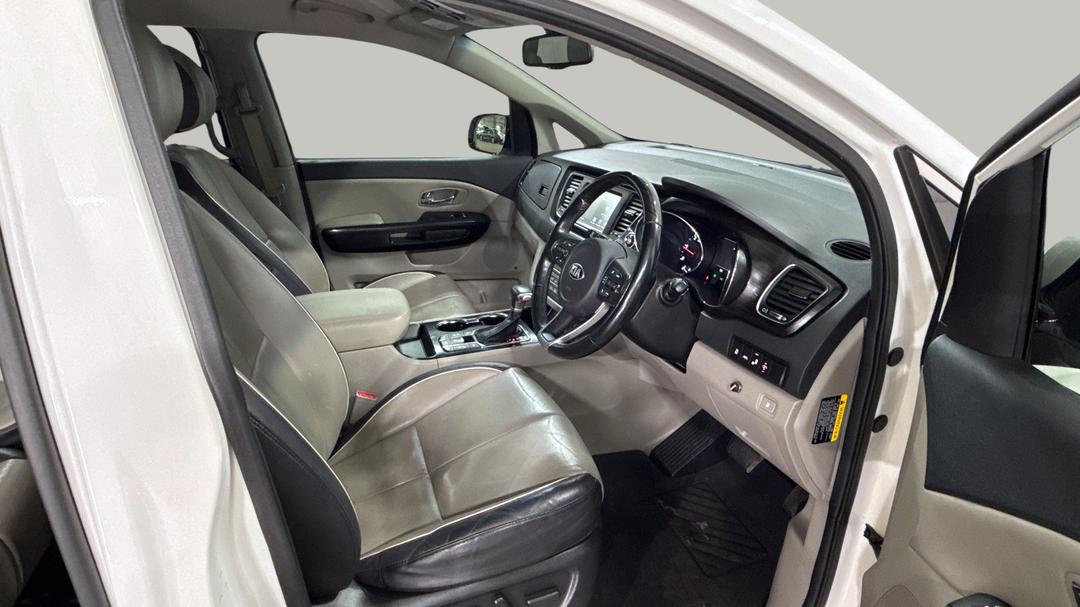 2020 Kia Carnival Platinum, Automatic, 121991 km, Right Side Front Door Cabin View