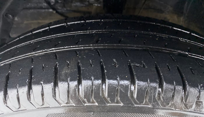2018 Maruti Swift LXI D, Petrol, Manual, 25,822 km, Left Front Tyre Tread