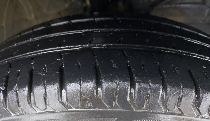 2018 Maruti Swift LXI D, Petrol, Manual, 25,822 km, Right Front Tyre Tread