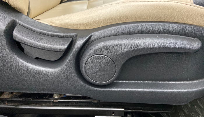 2015 Hyundai Elite i20 ASTA 1.2, Petrol, Manual, 1,15,375 km, Driver Side Adjustment Panel