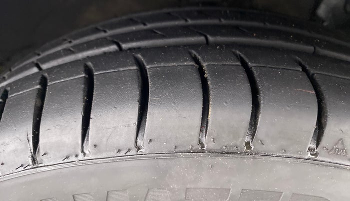 2016 Hyundai Eon MAGNA PLUS, Petrol, Manual, 58,228 km, Right Front Tyre Tread