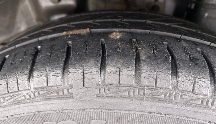 2016 Hyundai Eon MAGNA PLUS, Petrol, Manual, 58,228 km, Left Rear Tyre Tread