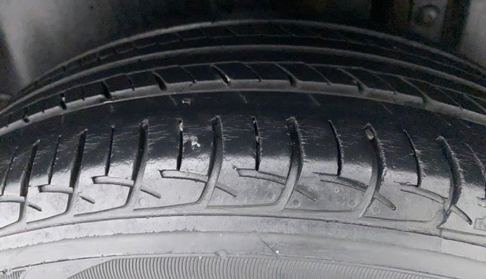 2013 Maruti Swift VXI, Petrol, Manual, 85,750 km, Left Rear Tyre Tread