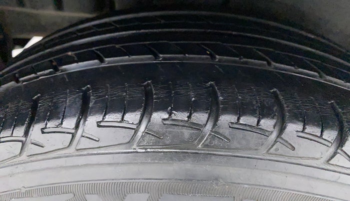 2013 Maruti Swift VXI, Petrol, Manual, 85,750 km, Right Rear Tyre Tread