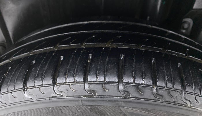 2015 Maruti Ertiga VXI ABS, Petrol, Manual, 82,509 km, Left Rear Tyre Tread