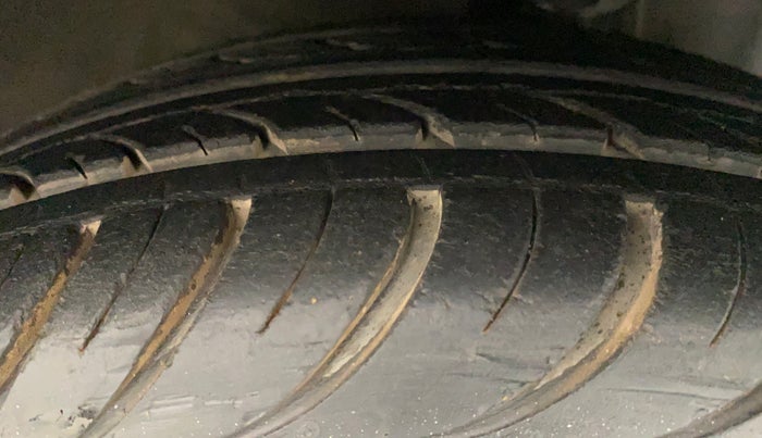 2018 Hyundai Eon ERA +, Petrol, Manual, 27,856 km, Right Front Tyre Tread