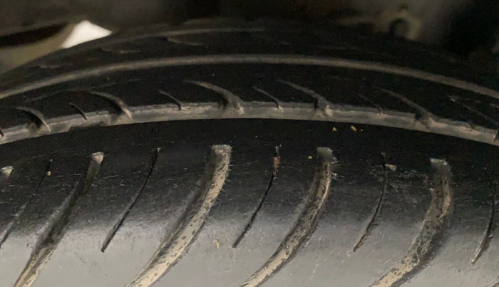 2018 Hyundai Eon ERA +, Petrol, Manual, 27,856 km, Left Rear Tyre Tread