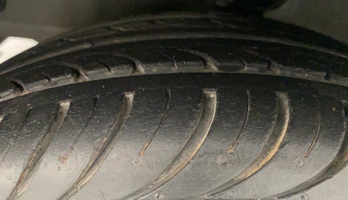 2018 Hyundai Eon ERA +, Petrol, Manual, 27,856 km, Left Front Tyre Tread