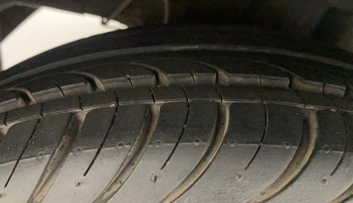 2018 Hyundai Eon ERA +, Petrol, Manual, 27,856 km, Right Rear Tyre Tread