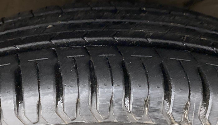 2018 Maruti Swift VXI D, Petrol, Manual, 17,239 km, Right Front Tyre Tread