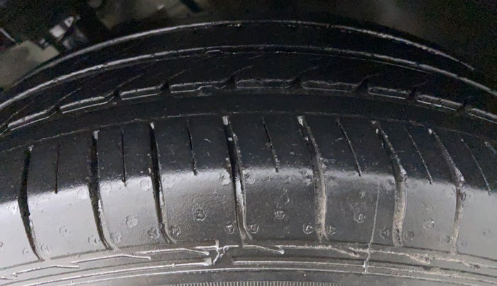 2016 Hyundai Elite i20 MAGNA 1.2, Petrol, Manual, 28,777 km, Left Front Tyre Tread