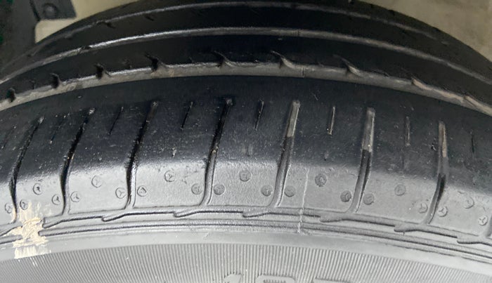 2015 Maruti Ciaz VXI PLUS, Petrol, Manual, 90,693 km, Left Front Tyre Tread