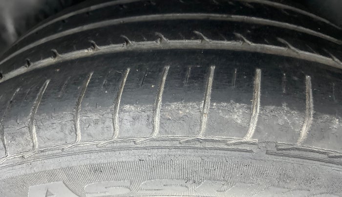 2015 Maruti Ciaz VXI PLUS, Petrol, Manual, 90,693 km, Left Rear Tyre Tread
