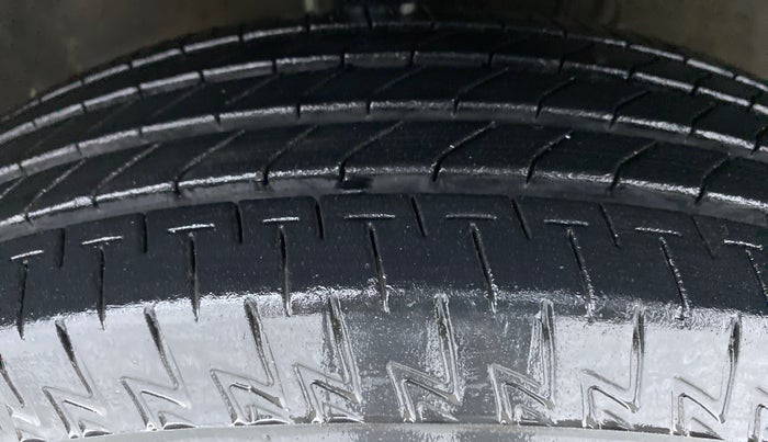 2014 Maruti Swift VXI D, Petrol, Manual, 31,860 km, Right Front Tyre Tread