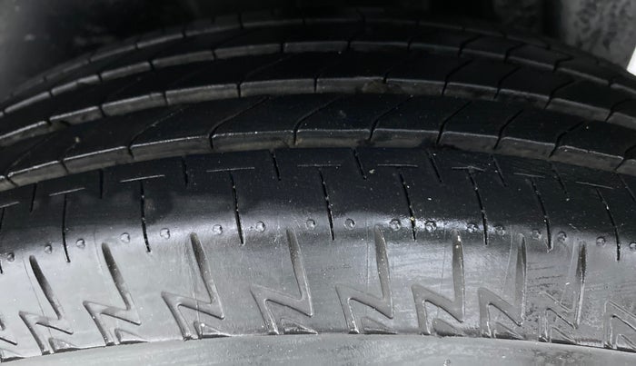 2014 Maruti Swift VXI D, Petrol, Manual, 31,860 km, Left Rear Tyre Tread