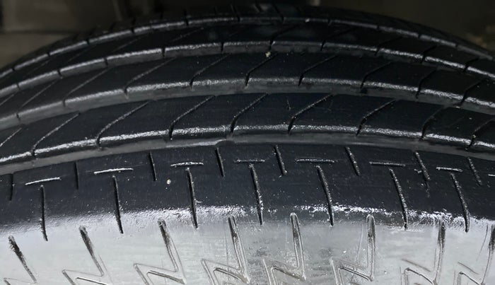 2014 Maruti Swift VXI D, Petrol, Manual, 31,860 km, Left Front Tyre Tread
