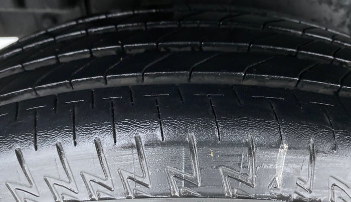 2014 Maruti Swift VXI D, Petrol, Manual, 31,860 km, Right Rear Tyre Tread